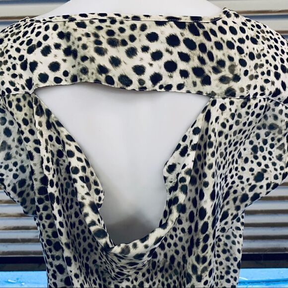 🛍️Jennifer Lopez animal print top with cut out - Picture 7 of 8